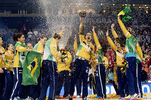 A Seleção Feminina conquistou o título inédito na Sérvia, em 2013 / Foto: Cinara Piccolo/Photo&Grafia