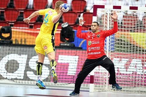 Estreia contra os atuais campeões europeus do KS Vive Tauron Kielce, da Polônia, teve placar equilibrado / Foto: Divulgação IHF