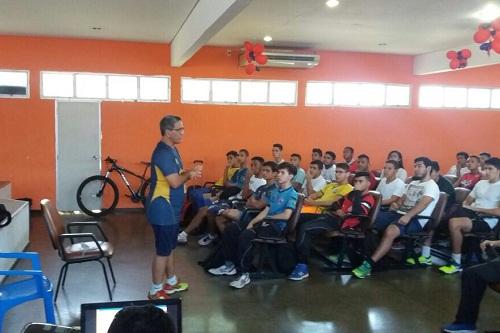 Jogadores e professores em aula teórica em Manaus (AM) / Foto: Divulgação