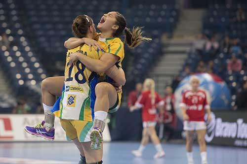 Brasileiras comemoraram muito a vaga na final / Foto: Cinara Piccolo/Photo&Grafia