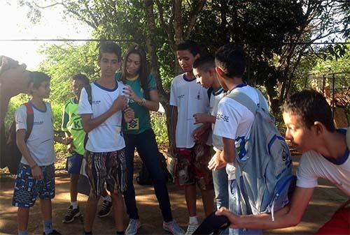 Jaqueline autografa camiseta dos alunos / Foto: Divulgação  