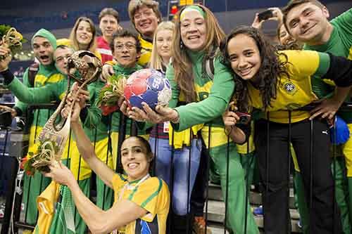 Dara com o troféu na final do Mundial / Foto: Cinara Piccolo/Photo&Grafia