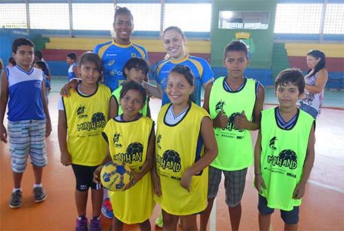 Seleção Feminina participou da entrega de mais um núcleo do MiniHand / Foto: Thiago Parmalat