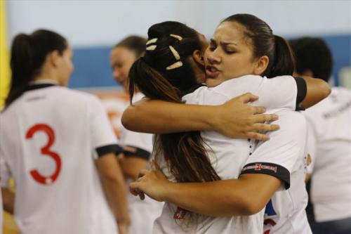 Meninas do Vasco/FAB (RJ) comemoram resultado / Foto: Daniel Ramalho/Photo&Grafia