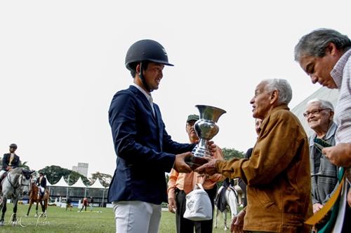 O olímpico Cel Renyldo Ferreira, acompanhado por Renato de Morais Dantas, presidente da SHP,  entrega o prêmio ao campeão Rodrigo Tsau / Foto: Divulgação