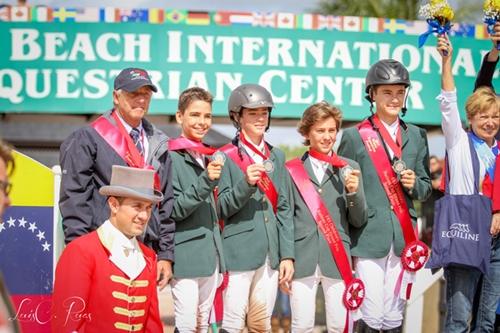 Mirins honram o Brasil com uma importante medalha de prata ao lado de Caio Sérgio de Carvalho, coordenador técnico das equipes brasileiras de Salto / Foto: Luis C. Ruas