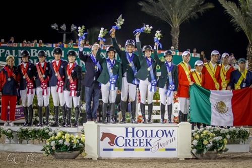 Brasil no alto do pódio da categoria Junior com João, Alberto, Giulia, Bianca e o treinador Caio Sérgio de Carvalho