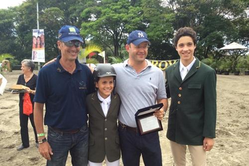 Os irmãos Lorenzo Henrique e Felipe com o treinador Nelton Marcon e anfitrião / Foto: Divulgação CBH