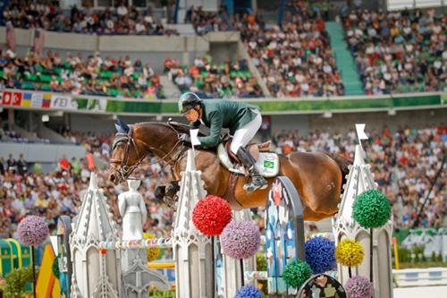 Com apenas uma falta na 1ª passagem no rio,  e desistente na segunda, Rodrigo Pessoa, campeão mundial em 1998, foi o melhor brasileiro na competição / Foto: Divulgação CBH / FEI