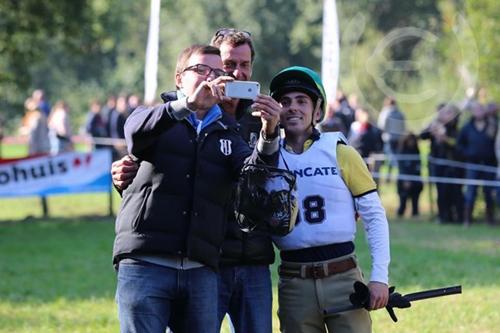 Fã faz selfie com Mark Todd, bicampeão olímpico neozelandês e treinador do Time Brasil de CCE, e Gabriel Cury / Foto: Uptown Eventing