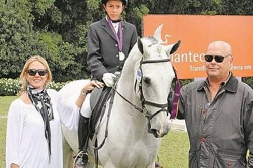 Hortência posa ao lado do filho, João Victor e do pai do rapaz, José Victor / Foto: Divulgação