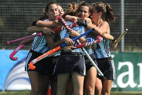 Leonas vibram com gol na Liga Mundial, em Londres, 2013 / Foto: Charlie Crowhurst / Getty Images