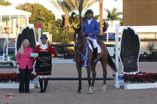 Doda Miranda e AD Uutje na cerimônia premiação com o ringmaster Gustavo Murcia e Jennifer Ward, respresentante SSG Gloves / Foto: CBH