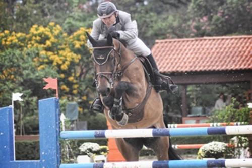 A consagrada dupla César e Vanity Império Egípcio, conjunto que integra o time Brasil no Sul Americano 2014, salta para a vitória em solo paranaense / Foto: Afonso Westphal