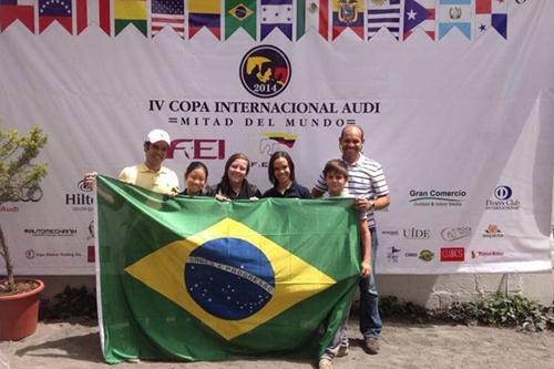 Felipe Braga, chefe de equipe e treinador, e Everaldo Mendes, instrutor, ladeiam Lys Kang, Carolina Farias, Nicolle Margeotto e Henrique de Lorenzo / Foto: Divulgação / CBH