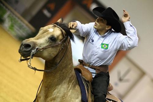 Gilson Diniz com Steppin of Sparks foi o destaque brasileiro na modalidade Rédeas no primeiro de competição / Foto: PSV Photos Normandy 2014