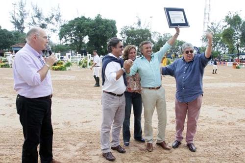 Luis Roberto Giugni, presidente da CBH, com a palvra durante a homenagem ao medlahista olímpico Luis Felipe, o Felipinho Azevedo, com sua esposa Beth, Rodolpho Figueira de Mello, presidente da FEERJ, e Fellipe Gomes, presidente da Sociedade Hìpica Brasileira / Foto: Beatriz Cunha