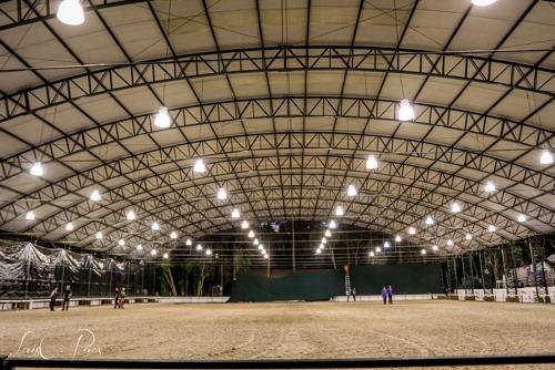 Montagem final do picadeiro Moncelo Almuli, palco do 1º Indoor em Santo Amaro / Foto: Luis Ruas / Brasil Hipismo