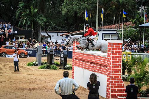 Felipinho Azevedo, saltando 2.15m no RJ há 2 semanas, está no páreo no Indoor/Foto: Beatriz Cunha / Divulgação