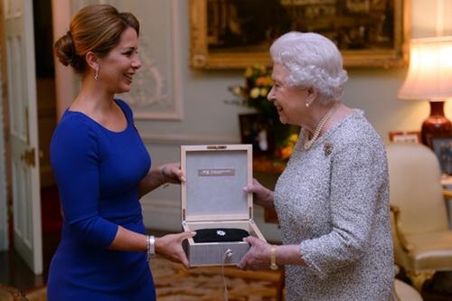 A Princesa Haya entrega o prêmio à Rainha Elizabeth II