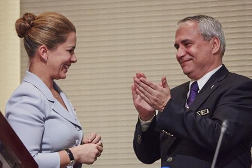 Sua Alteza Real Princesa Haya, da Jordania, com novo presidente eleito da FEI Ingmar De Vos, da Bélgica, em 14 de dezembro, dia em que deixou a presidencia da FEI após oito anos