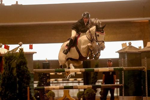 No primeiro dia do 27º Indoor foram disputadas quatro provas. No warm-up do Internacional, Bruno Pessanha venceu com veterana filha de Baloubet e na 2ª prova internacional, Ivo Rosa Filho chegou em 1º com cavalo BH / Foto: Luis Ruas