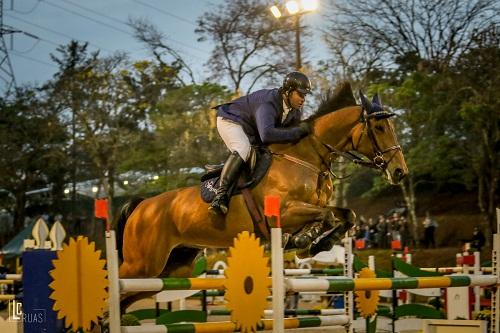 Sempre entre os favoritos, Zé Reynoso montando Maestro St Lois, dupla que também venceu a 1ª prova a 1.40 metro em 28/9, faturou o título da principal disputa do mais tradicional polo hípico no interior paulista / Foto: Luis Ruas