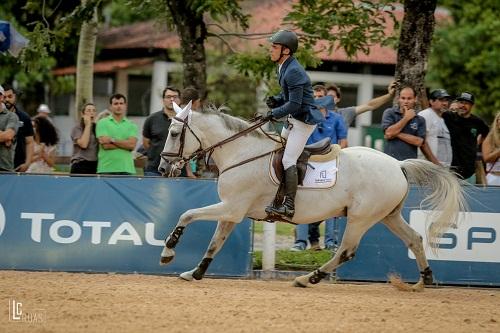 Cavaleiro uruguaio de 23 anos dá show na pista e entra no hall dos campeões Troféu Perpétuo Roberto Marinho. Cavaleiro olímpico Stephan Barcha é vice e Artemus Almeida mantém a liderança do Ranking Brasileiro Senior Top, que tem sua final em São Paulo, entre 7 e 10/12 / Foto: Luis Ruas