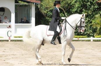 A amazona Luiza Tavares de Almeida garantiu mais uma vaga para Londres 2012 / Foto: Divulgação/CBH