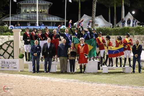 Brasil comemora no lugar mais alto do pódio na categoria Junior / Foto: Divulgação