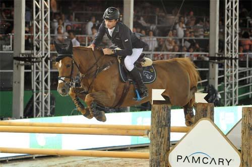 O cavaleiro irlandês Denis Lynch venceu no começo da noite desta sexta-feira (5/10) a prova Light, de dificuldade progressiva com obstáculos a 1.50 m / Foto: Alexandre Vidal