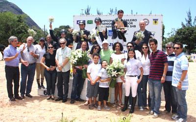 Vencedores do Brasileiro de Amadores comemoram no alto do pódio com tradicional clique com dirigentes, familiares, amigos e torcida / Foto: Emerim/divulgação