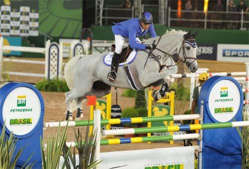 No final do primeiro dia de competições do Oi Athina Onassis Horse Show, o cavaleiro Álvaro Affonso de Miranda Neto, o Doda, emocionou a torcida e venceu a prova Petrobras The Best of Brasil / Foto: Alexandre Vidal 