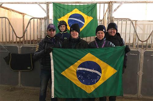 Philip com seus familiares, Pietra e o treinador Bybon nos bastidores / Foto: Arquivo pessoal