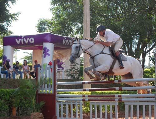 O cavaleiro Serguei Fofanoff, o Guega, participa neste final de semana, em Colina (SP), do Concurso Internacional Combinado, da modalidade CCE (Concurso Completo de Equitação), prova seletiva de hipismo para os Jogos Pan-Americanos de Guadalajara  / Foto: Divulgação