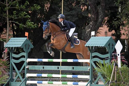 Lara Ozores de Souza com SL Ilustre: campeã da seletiva FEI  / Foto: Divulgação