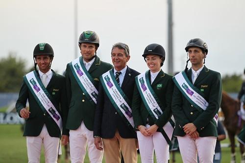 Equipe Brasileira no pódio com o técnico Jean Maurrice / Foto: Stefano Secchi (FEI)