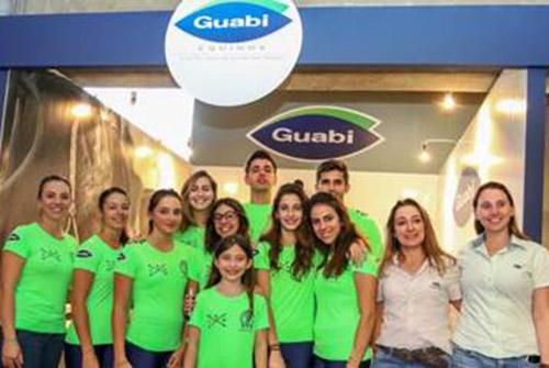 Equipe Brasileira de Volteio e representantes da equipe do departamento de Equinos da Guabi / Foto: Divulgação