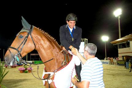 Com as luzes da pista acesas e a noite como pano de fundo, o cavaleiro gaúcho Lucas Martins Brambilla, montando CRM Electra, sagrou campeão em uma 2ª volta de tirar o folêgo, sem faltas, em 39s59 / Foto: Marcus Varella