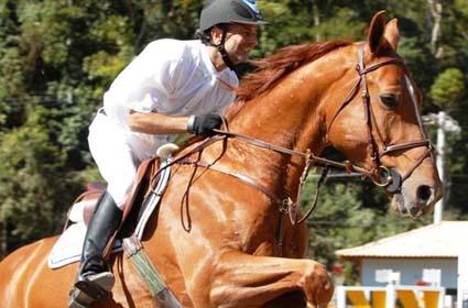 O cavaleiro amador carioca Marco Antonio Alencar comemorou o título brasileiro na categoria Amador A / Foto: FPH / Divulgação