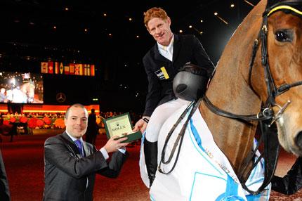 O campeão Marcus Ehning recebe sua premiação de Pedro Reiser, diretor de marketing da Rolex / Foto: Katja Stuppia/FEI  