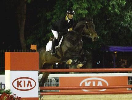  Em um desempate de tirar o fôlego, André Américo de Miranda foi o mais rápido do Mini GP Kia Motors de 1,35m da primeira etapa do Oi Serra e Mar de Hipismo, na noite deste domingo, dia 10 de Abril / Foto: Alexandre Vidal / Divulgação