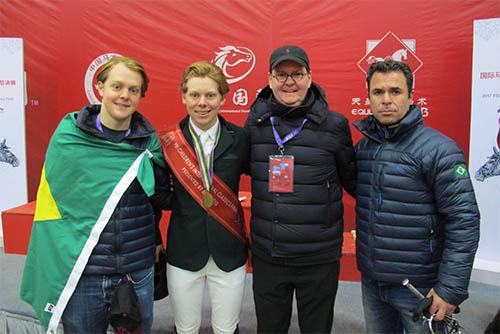 O campeão Philip com seu irmão Richard, pai Roderick Greenless e treinador Bybon  / Foto: Arquivo pessoal