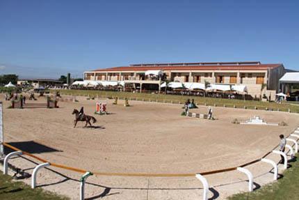 Panorâmica da pista de areia cujo piso foi totalmente reformulado pelo especialista belga Bart Poels / Foto: Divulgação