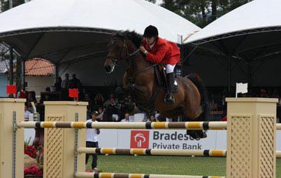 José Luiz Guimarães de Carvalho com seu valente Arriminum TW sagra-se campeão do GP Cidade de Porto Alegre e inscreve seu nome no Hall dos Campeões do The Best Jump/ Foto: Telmo Emerim