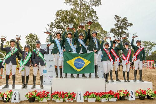 Comemoração verde amarela no pódio do Sul Americano de Young Riders por equipes / Foto: Luis Ruas / divulgação 