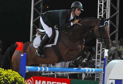 Rodrigo com HH Let´s Fly em  ação no Athina Onassis International Horse Show em 2009/ Foto: Alexandre Vidal