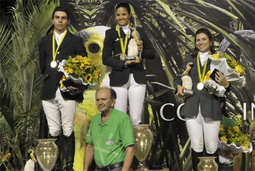 Pódio de Lívia Neves, primeiro lugar na categoria 1,25, na Copa Internacional JL Sítio Chuin / Foto: João Alvarez 