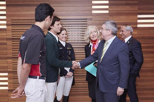 Thomas Bach cumprimente o top brasileiro Pedro Veniss ao lado de outros dois cavaleiros olímpicos e dirigentes da FEI com Ingmar Voss, presidente da FEI, ao fundo, ao lado  / Foto: Divulgação FEI 