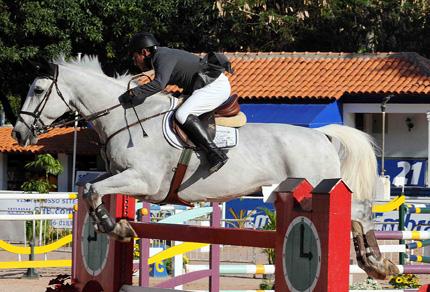 Vitor Teixeira montando Alkazar do Império Egípcio: perfeitosno GP World Cup Qualifier no Rio de Janeiro / Foto: Alexandre Vidal